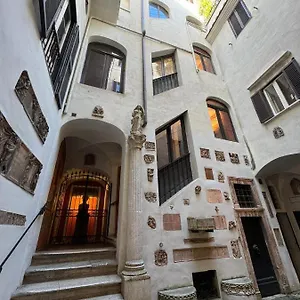 Center, Luxury & History In Via Monserrato Apartment
